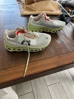 On Running Men's Light Gray Running Shoes with Green Sole and Coral Accents